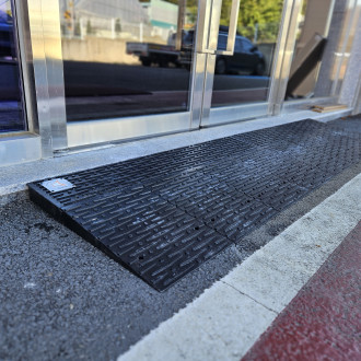 화성시 아르딤복지관 점포 출입문에 문…