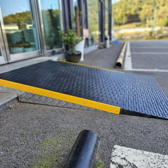 화성시 아르딤복지관 점포 앞 계단에 …