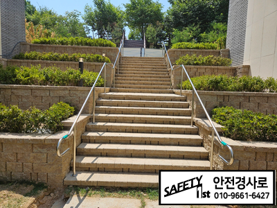 준공을 위한 타운하우스 스텐 계단 손잡이 설치