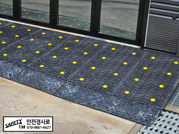 전주 자동차 전시장 차량 경사로 설치 – 고강도 PP 경사로와 고무 차량 경사로 시공 사례