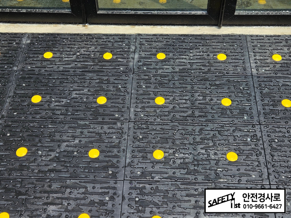 전주 자동차 전시장 차량 경사로 설치 – 고강도 PP 경사로와 고무 차량 경사로 시공 사례