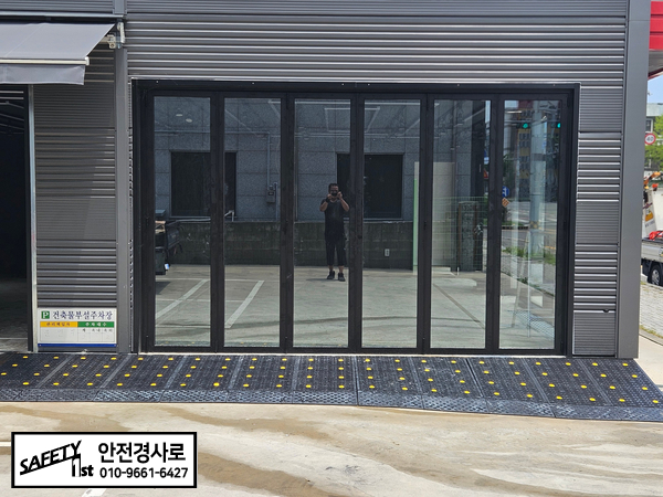 전주 자동차 전시장 차량 경사로 설치 – 고강도 PP 경사로와 고무 차량 경사로 시공 사례